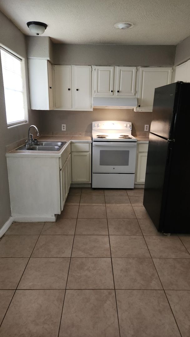 Dequincy Apartment: 106 Lois St.