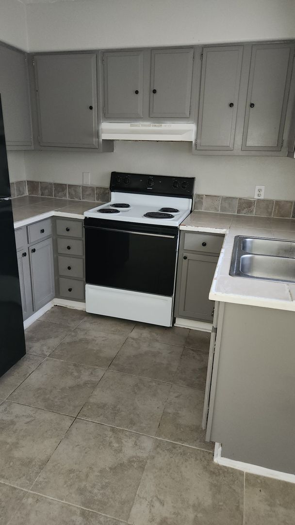 Dequincy Apartment: 106 Lois St.