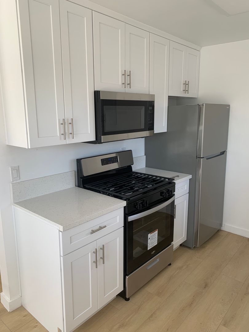 Hawthorne Apartment: 12513 Cranbrook Ave