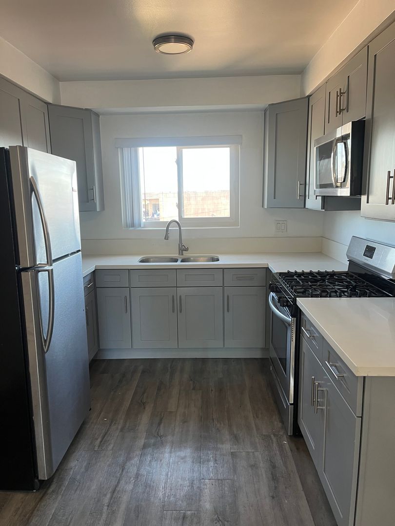 Hawthorne Apartment: 4024 W 135th St