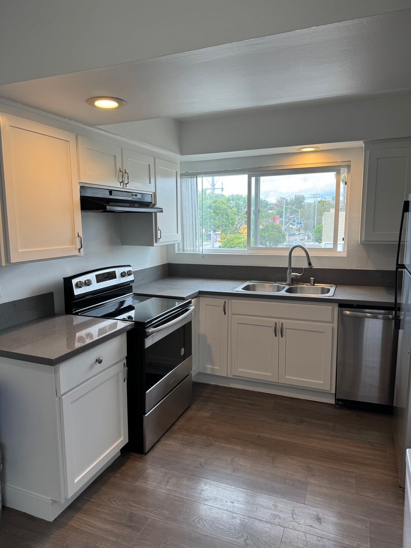 Inglewood Apartment: 946 - 950  Beach Ave