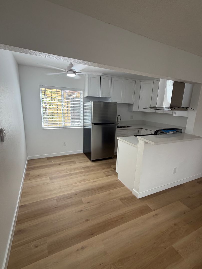 Inglewood Apartment: 610 E Hyde Park Blvd