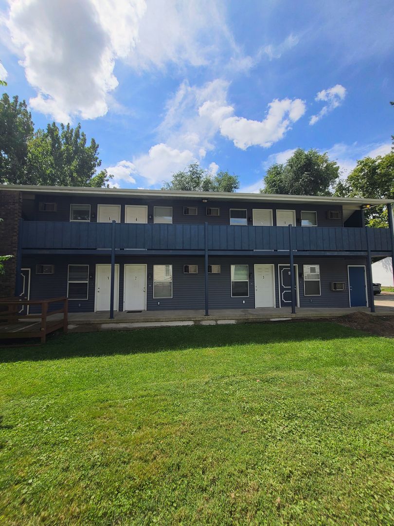 Urbana Apartment: 211 N Central Ave