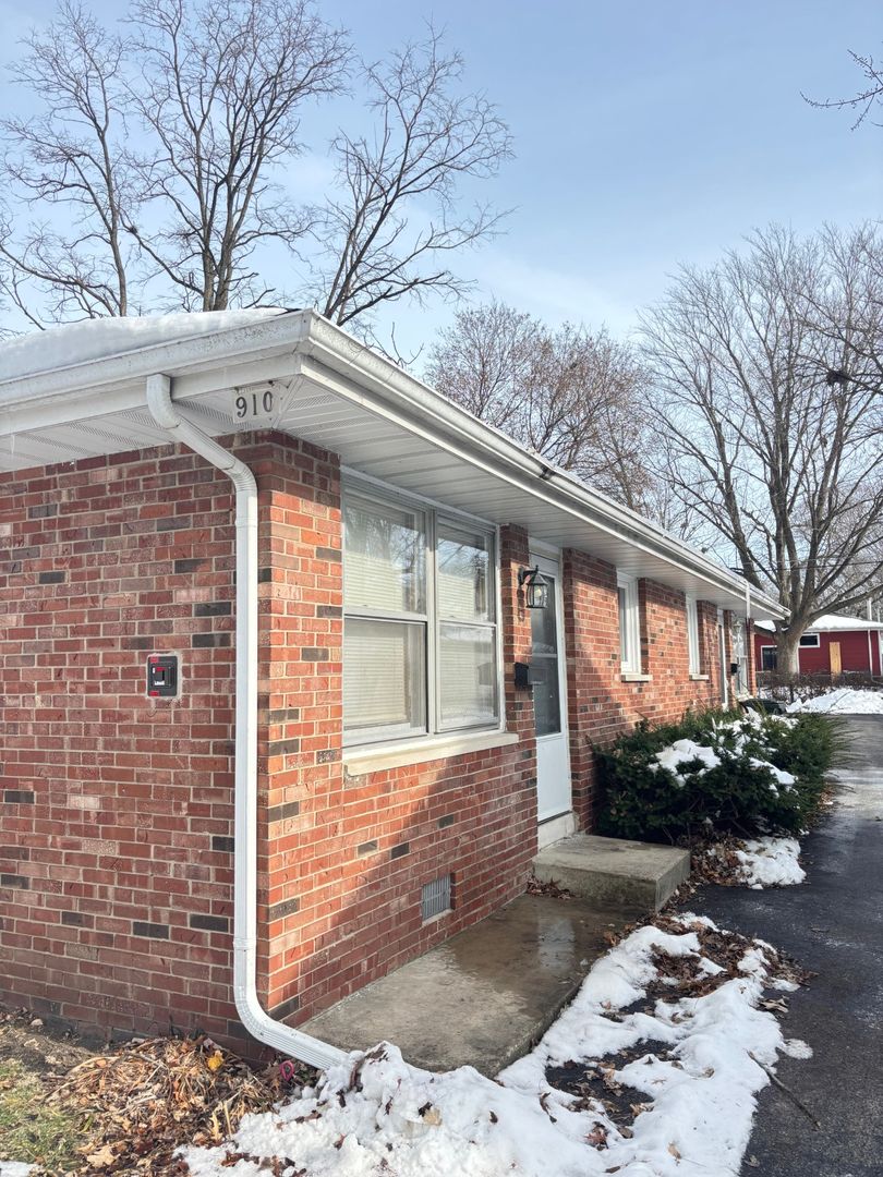 Urbana Apartment: 910 South Webber Street