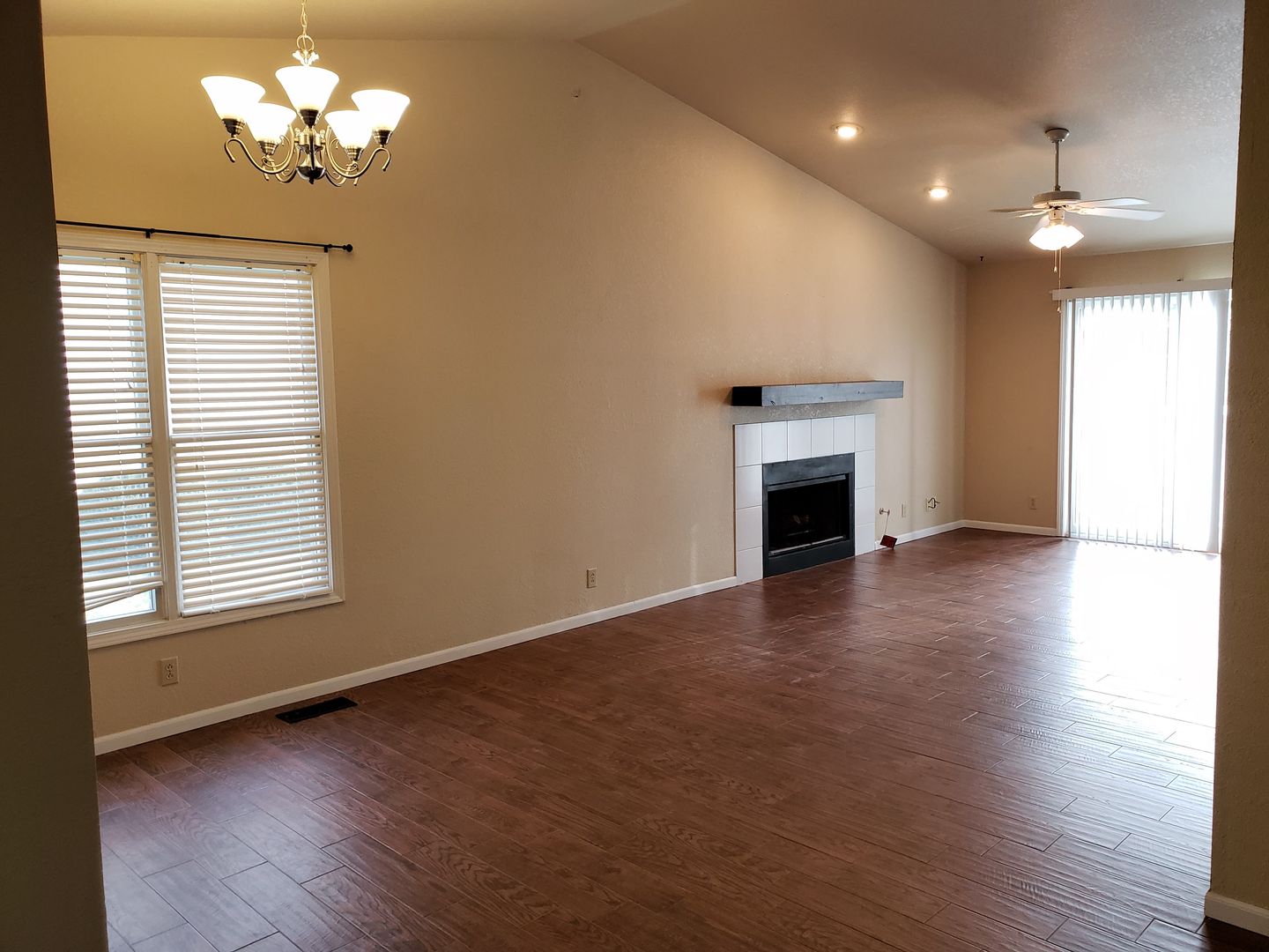 Mahomet Apartment: 2002 Middletown Drive