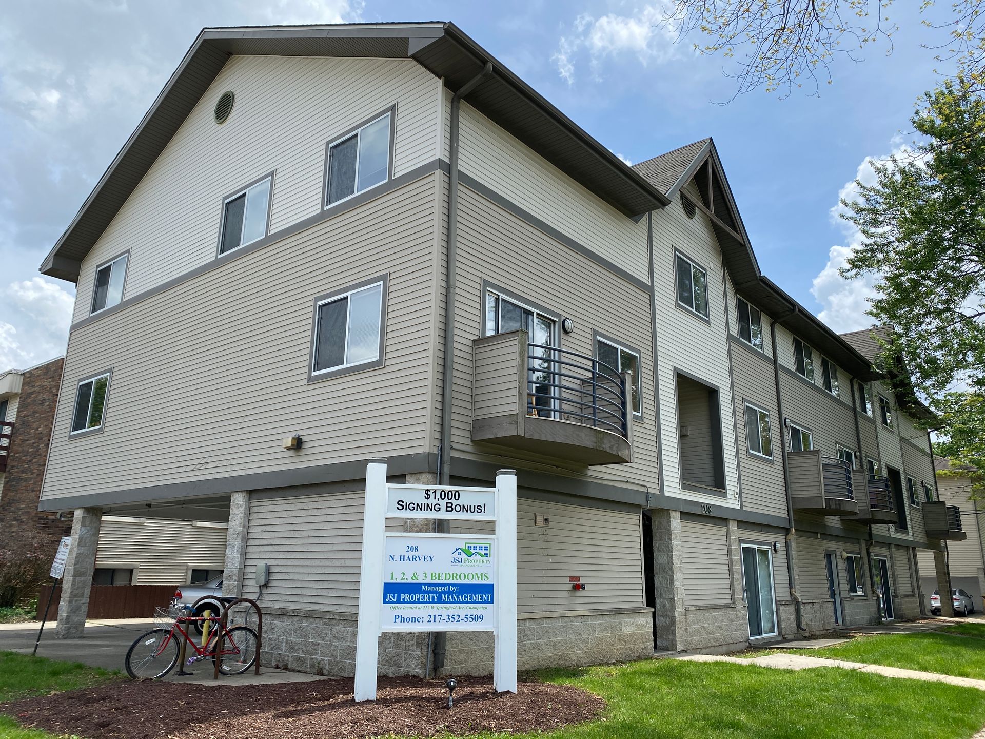 Urbana Apartment: 208 North Harvey Street