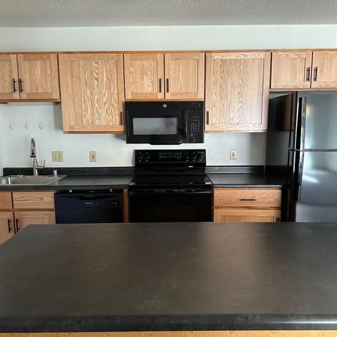 Holmen Apartment: 621-629 Amy Dr.