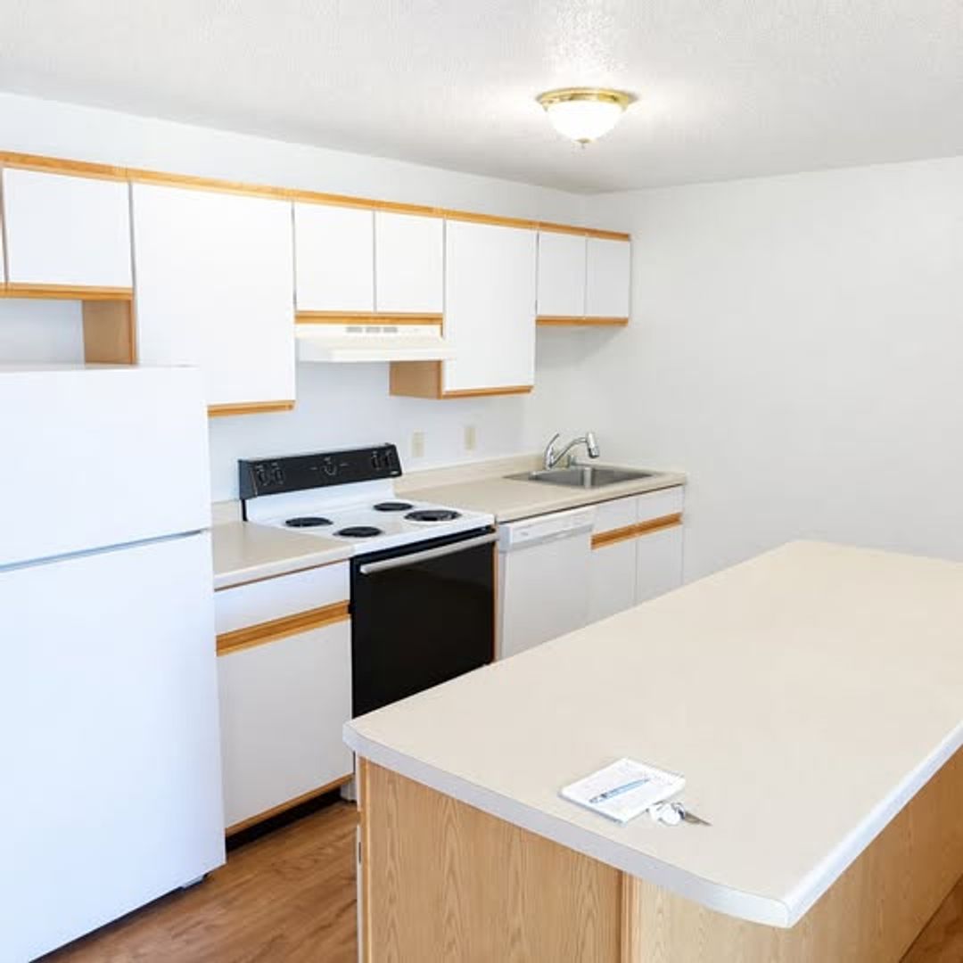 Holmen Apartment: 621-629 Amy Dr.