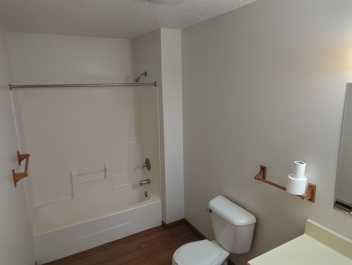 Holmen Apartment: 621-629 Amy Dr.