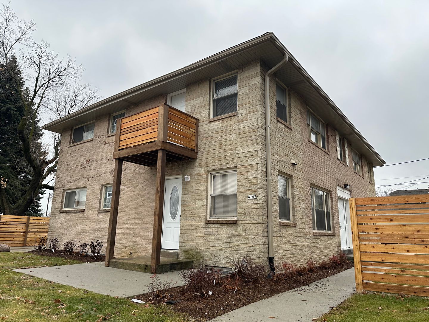 Milwaukee Apartment: 4707 W Wells St