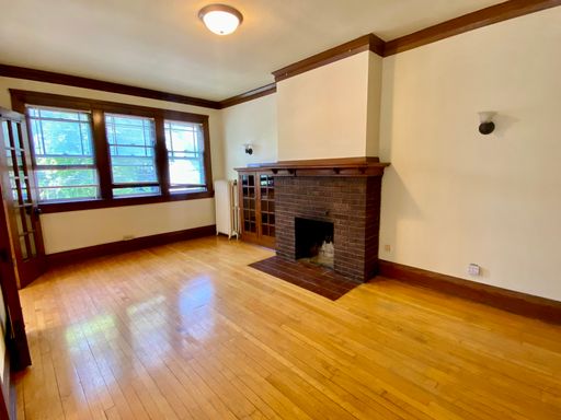 Charming & Elegant 1 bedroom Flat, Wood Floors, Decorative Fireplace; Fantastic Near East Neighborhood, Close to Lake, Capitol Downtown, UW Campus - Available October 1, 2026 – photo 1