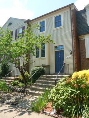 ***Bright and Beautifully Appointed 3BED/3BATH Townhome in Vienna for Rent ***