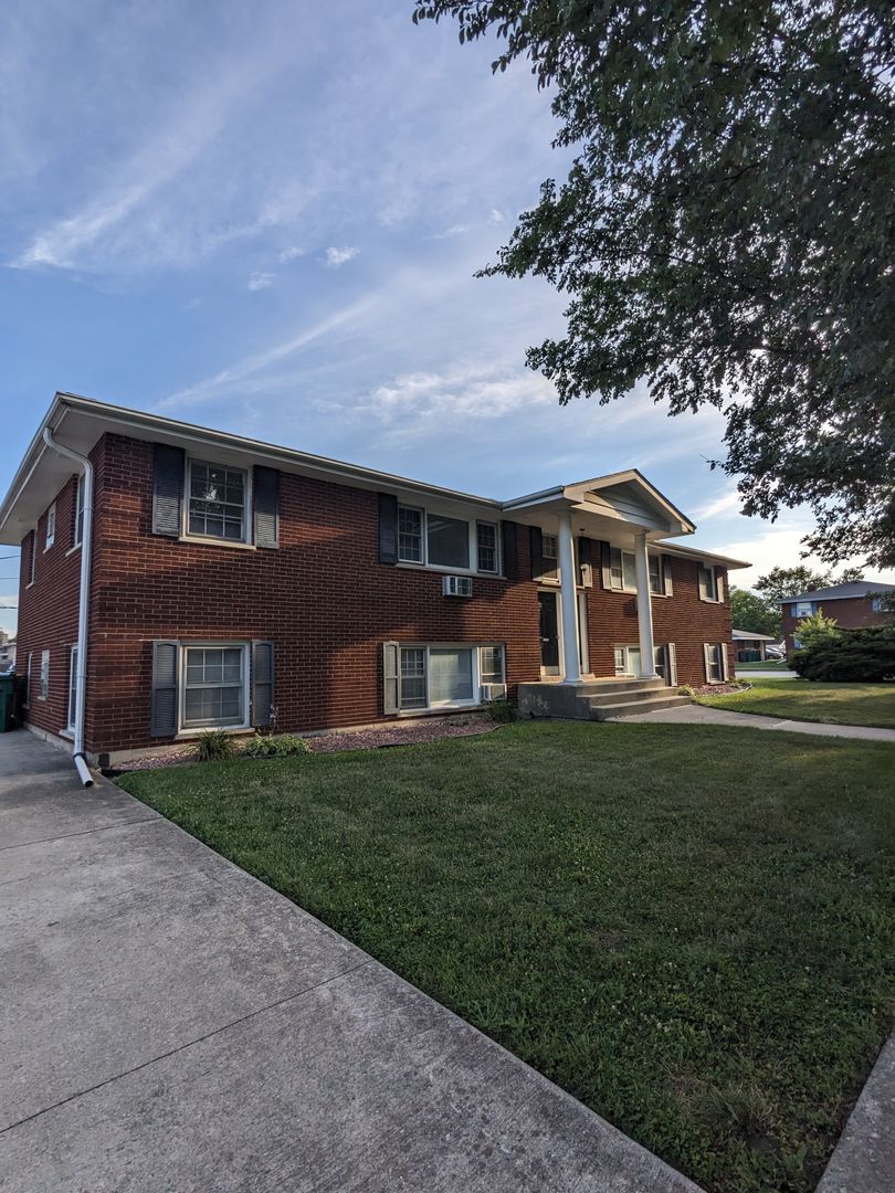 Joliet Apartment: 2414 Douglas St