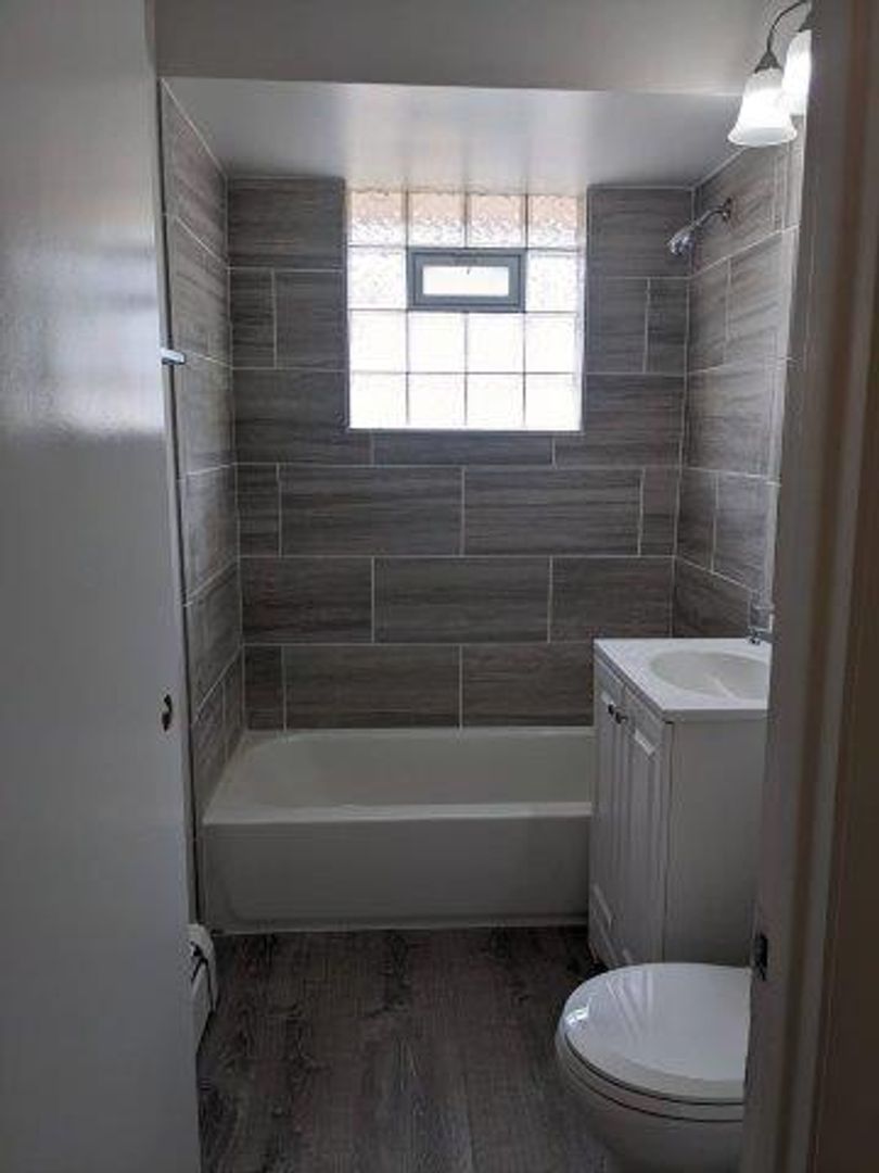 Joliet Apartment: 620 Kungs Way
