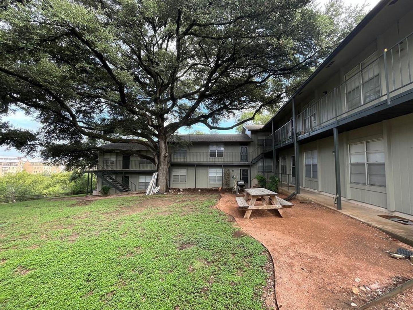 Georgetown Apartment: 509 Cedar Dr
