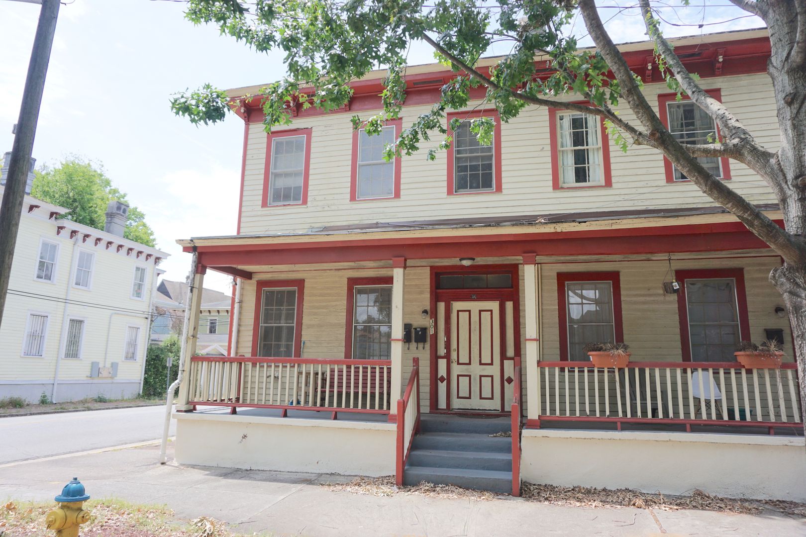 Savannah House: 301 W Waldburg St