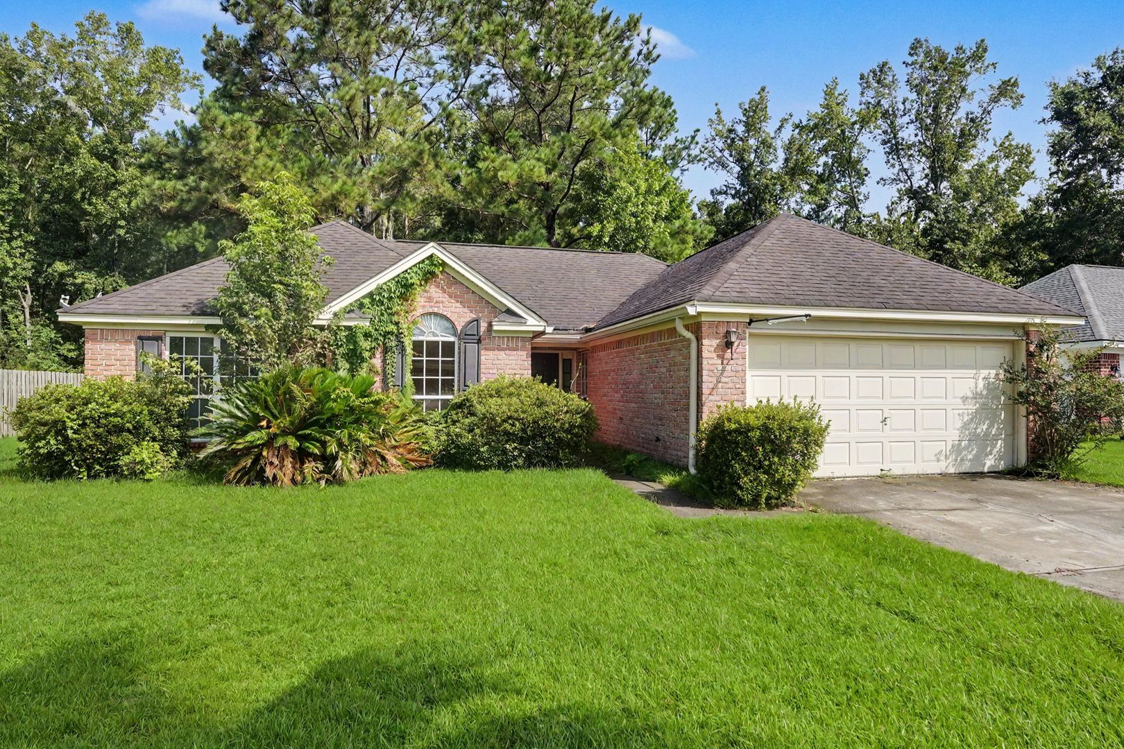Savannah House: 152 Dovetail Crossing