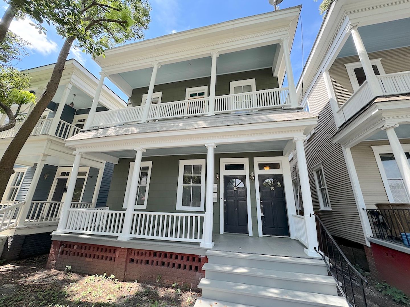 Savannah House: 119 E 40th St