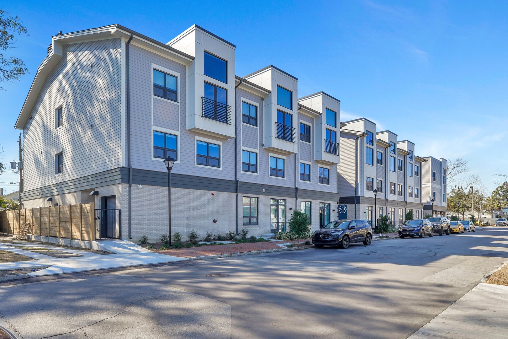 Savannah Apartment: 601 East 39th St