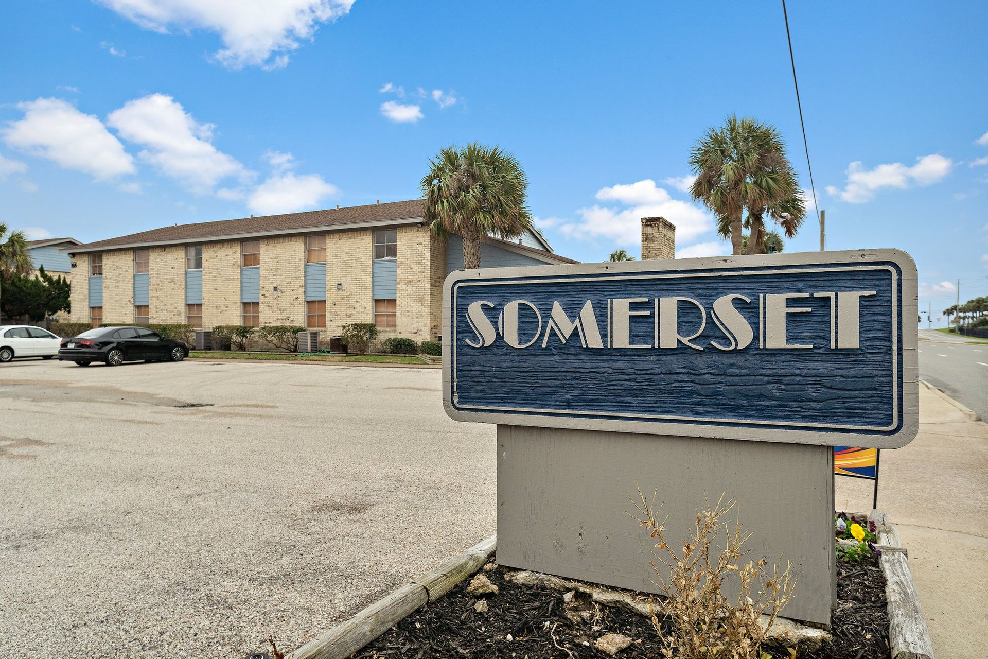 Somerset Village -1, 2, & 3 bedroom floor plans available!Preferred Employer/Student & Senior Citizen Discounts!