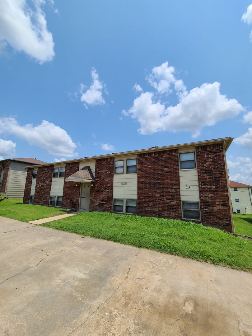 Junction City Apartment: 929 Windwood