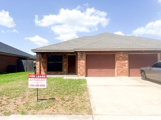 Available NOW!!!! Gorgeous 3 bedroom, 2 bath, 1 car garage duplex with living area, dining, full kitchen, laundry and fenced lawn. Pets upon approval only. – photo 1
