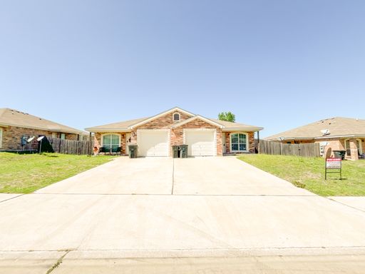 Available NOW!!!! Gorgeous 3 bedroom, 2 bath, 1 car garage duplex with a covered patio and fenced lawn. – photo 1