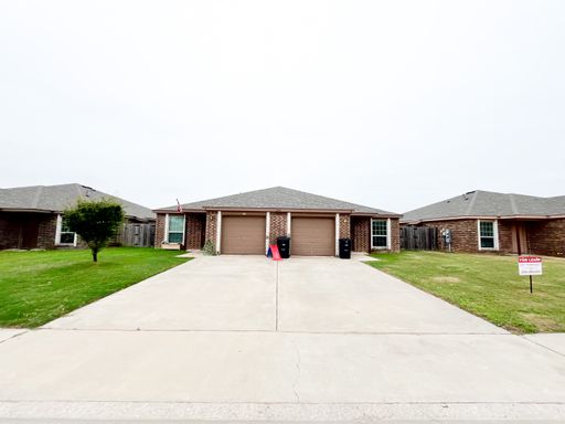 Available NOW!!!! Gorgeous 3 bedroom, 2 bath 1 car garage duplex with a fenced yard. Pets upon approval only. – photo 1