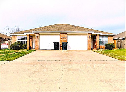 Available NOW!!!! Gorgeous 1 story, 3 bedroom, 2 bath, 1 car garage duplex. Modernized and updated duplex conveniently located near everything that Killeen and surrounding areas have to offer. Spacious living and dining areas, bright lighting and carpet f – photo 1