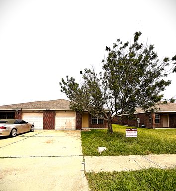 Available NOW!!!! Gorgeous 3 bedroom, 2 bath, 1 car garage duplex with fenced yard. Located minutes from Fort Hood in South Killeen. Tile floors in kitchen, hallway and bathrooms. All bedrooms are carpeted and master has ceiling fan. – photo 1