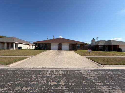 Beautiful 3 bedrooms, 2 bathrooms, 1 car garage Duplex equipped with ceiling fans and tiles flooring in the living room, kitchen, dining and bathrooms. – photo 1
