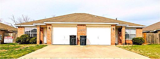 Available NOW!!!! Gorgeous 1 story, 3 bedroom, 2 bath, 1 car garage duplex. Modernized and updated duplex conveniently located near everything that Killeen and surrounding areas have to offer. Spacious living and dining areas, bright lighting and carpet f – photo 1