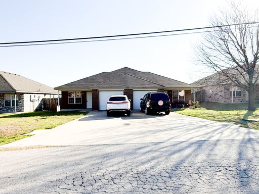 Available NOW!!!! Gorgeous 3 bedroom, 2 bath, 1 car garage duplex with fenced yard. This home features carpet in the living and bedrooms with ceramic tile in all of the wet areas. Your kitchen offers plenty of counter and cabinet space. You will be please – photo 1