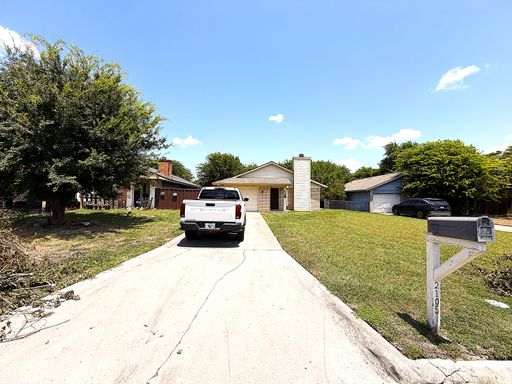 Available NOW!!!! Adorable home located in North Killeen minutes from Fort Cavazos, theaters and shopping! Home offers 3 bedrooms, 2 baths, dining room and laundry room. Home also includes a kitchen with plenty of counter and cabinet space, top freezer re – photo 1