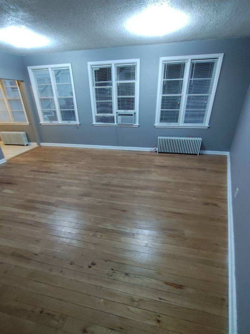 Astoria Apartment: 1418 Commercial St