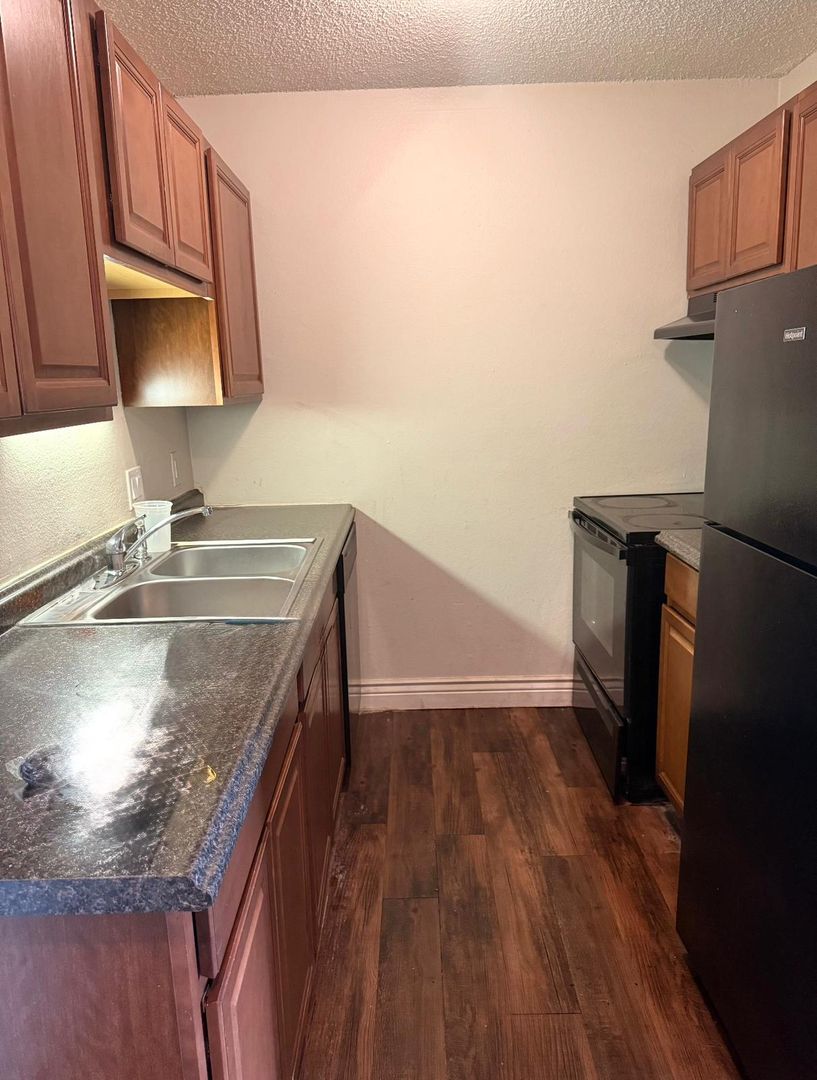 Wichita Apartment: 6801 W Par Lane