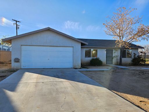 Beautiful 3 bedroom / 2 bathroom House with LARGE backyard – photo 1