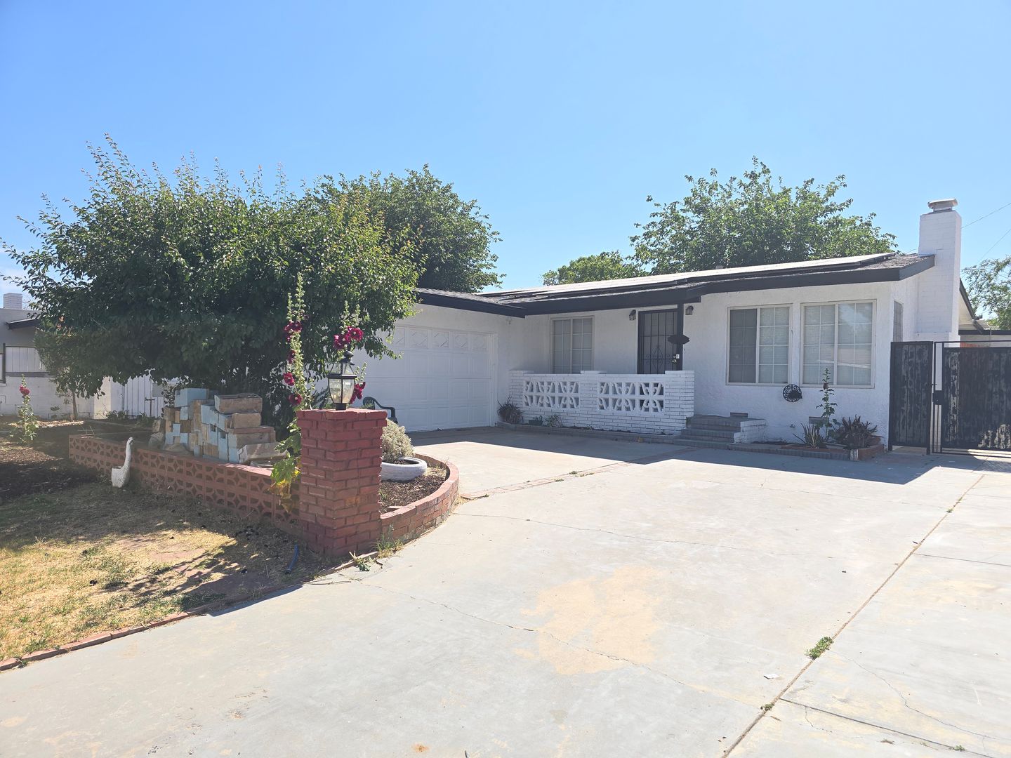 Lancaster Apartment: 44221 4th St E