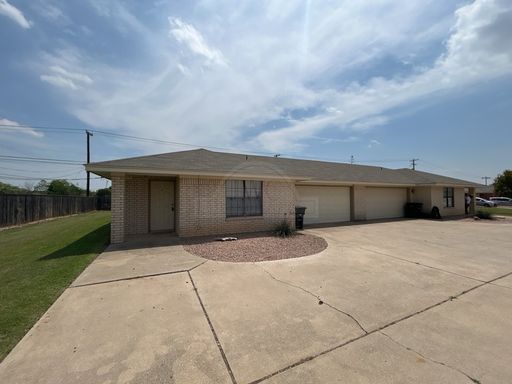 914 McDaniel Cir Unit A -Two Car Garage Duplex with Lots of Perks. – photo 1