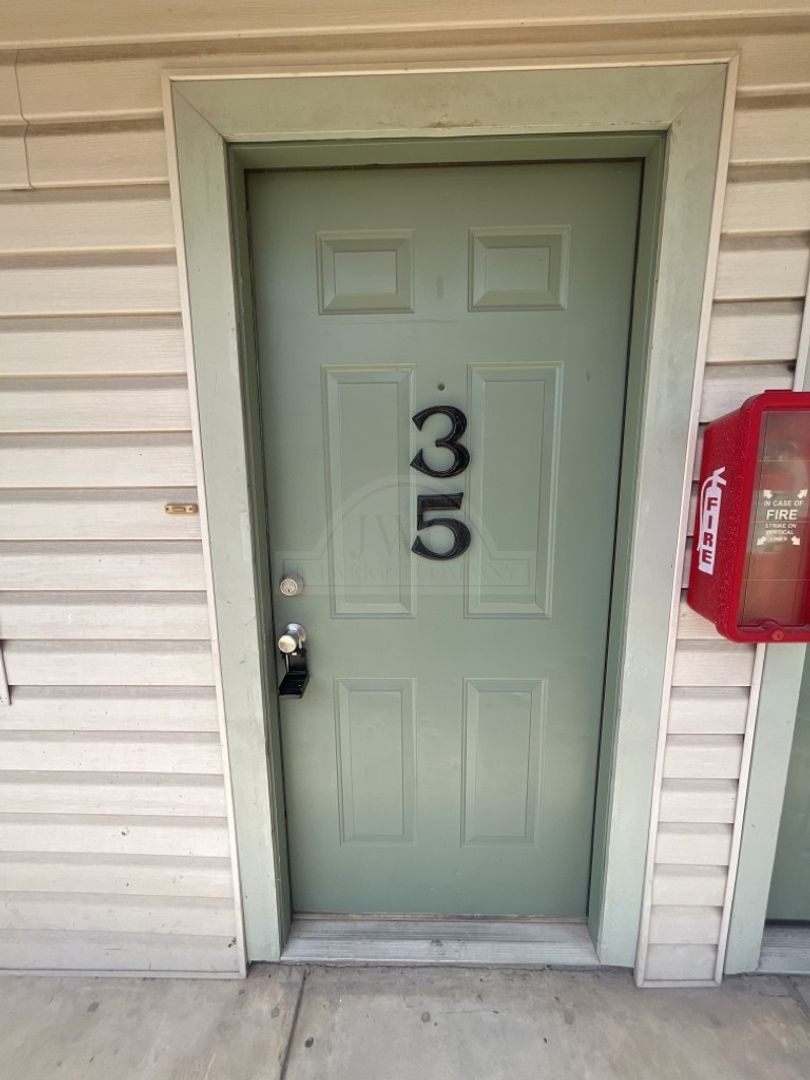105 W. Reagan Ave 6 of 8