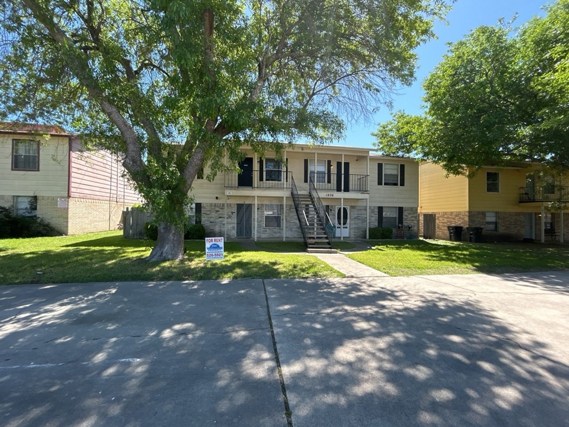 Killeen Apartment: 1906 Cedarhill Dr