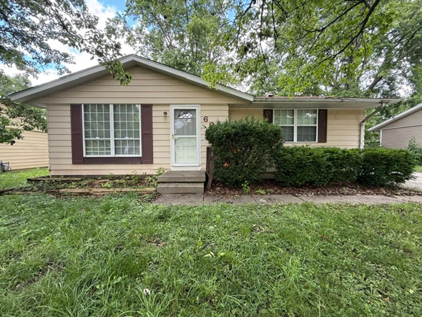 Champaign House: 607 Castleton Dr.