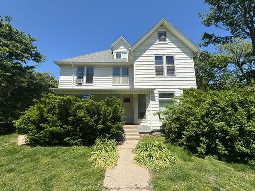 Bright 1 Bed / 1 Bath Near Campus – Prime Location & Natural Light