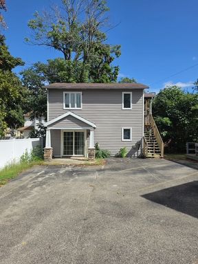 3 Bedroom Home Near EIU in Charleston – photo 1