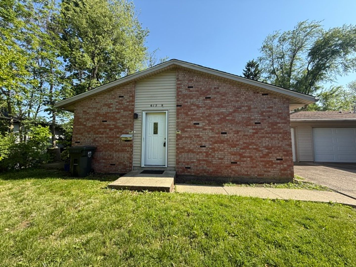 Urbana Apartment: 615 E Colorado