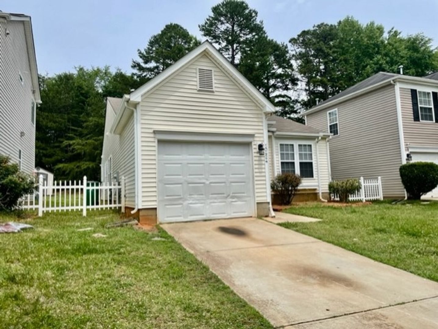 Charlotte House: 10424 Hugue Way