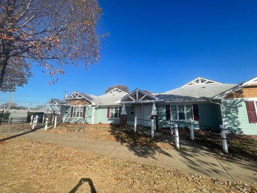 Welcome to your newly renovated apartment This 2-bedroom, 2-bathroom apartment offers a comfortable and convenient living experience – photo 1