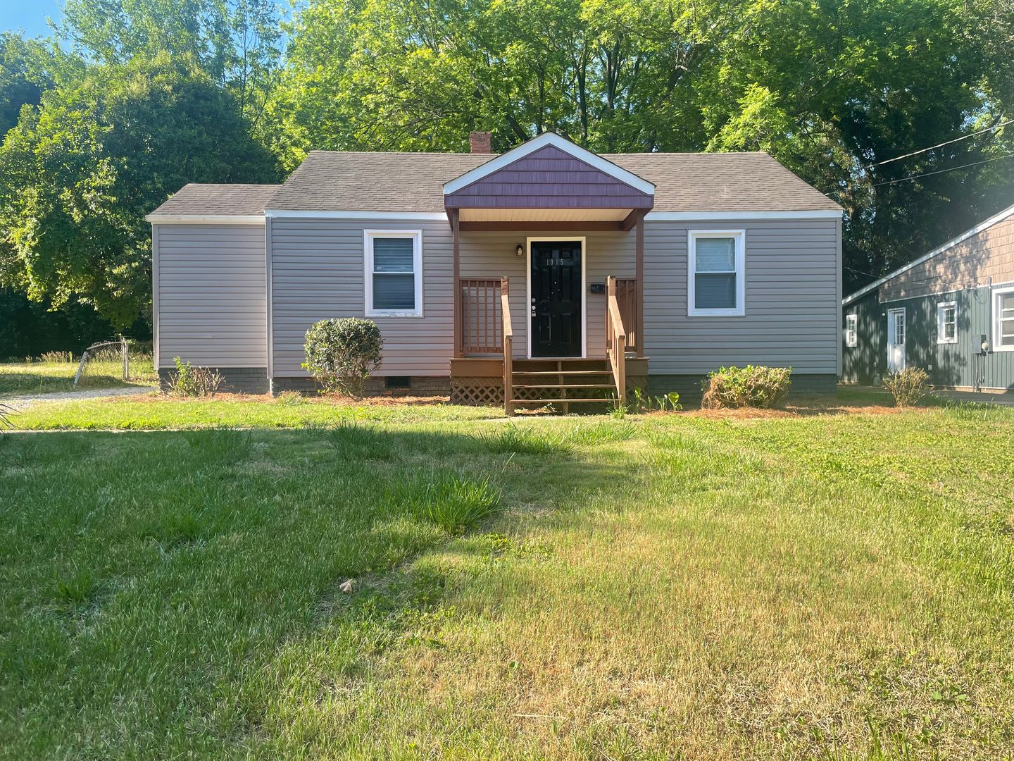 Charlotte House: 1015 Lomond Ave