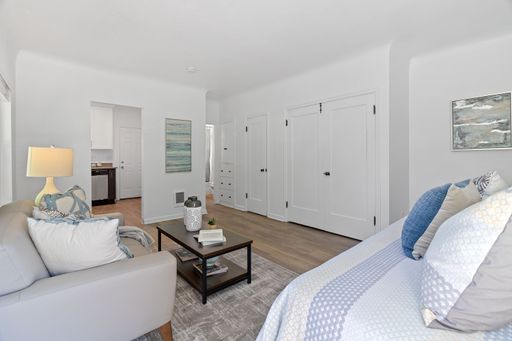 Large Studio Apartment - Fully Renovated – photo 1