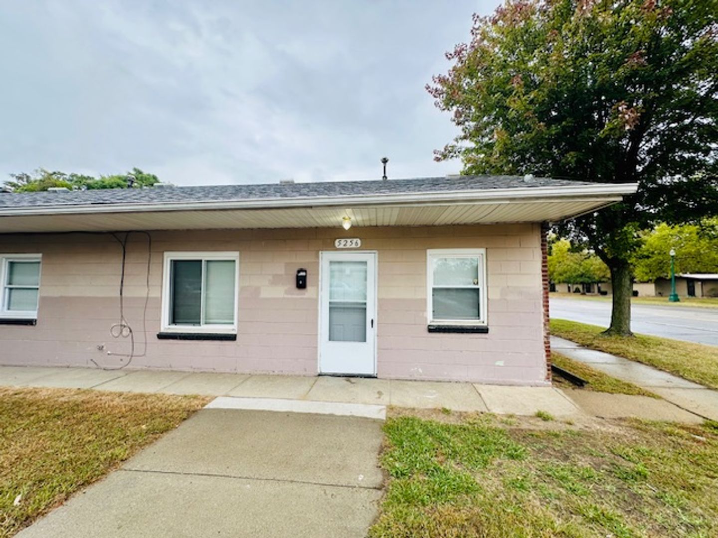 Wayne Apartment: 5256-90 Wayne Apartments